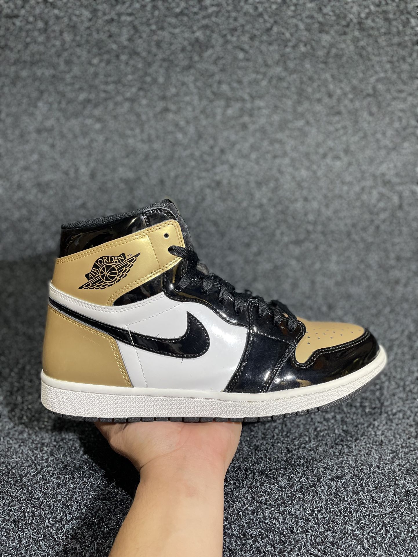 Jordan 1 High Gold Toe 