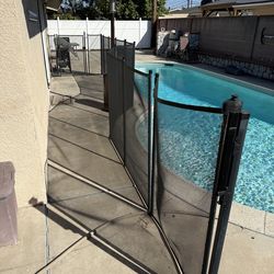 Swimming pool mesh fence