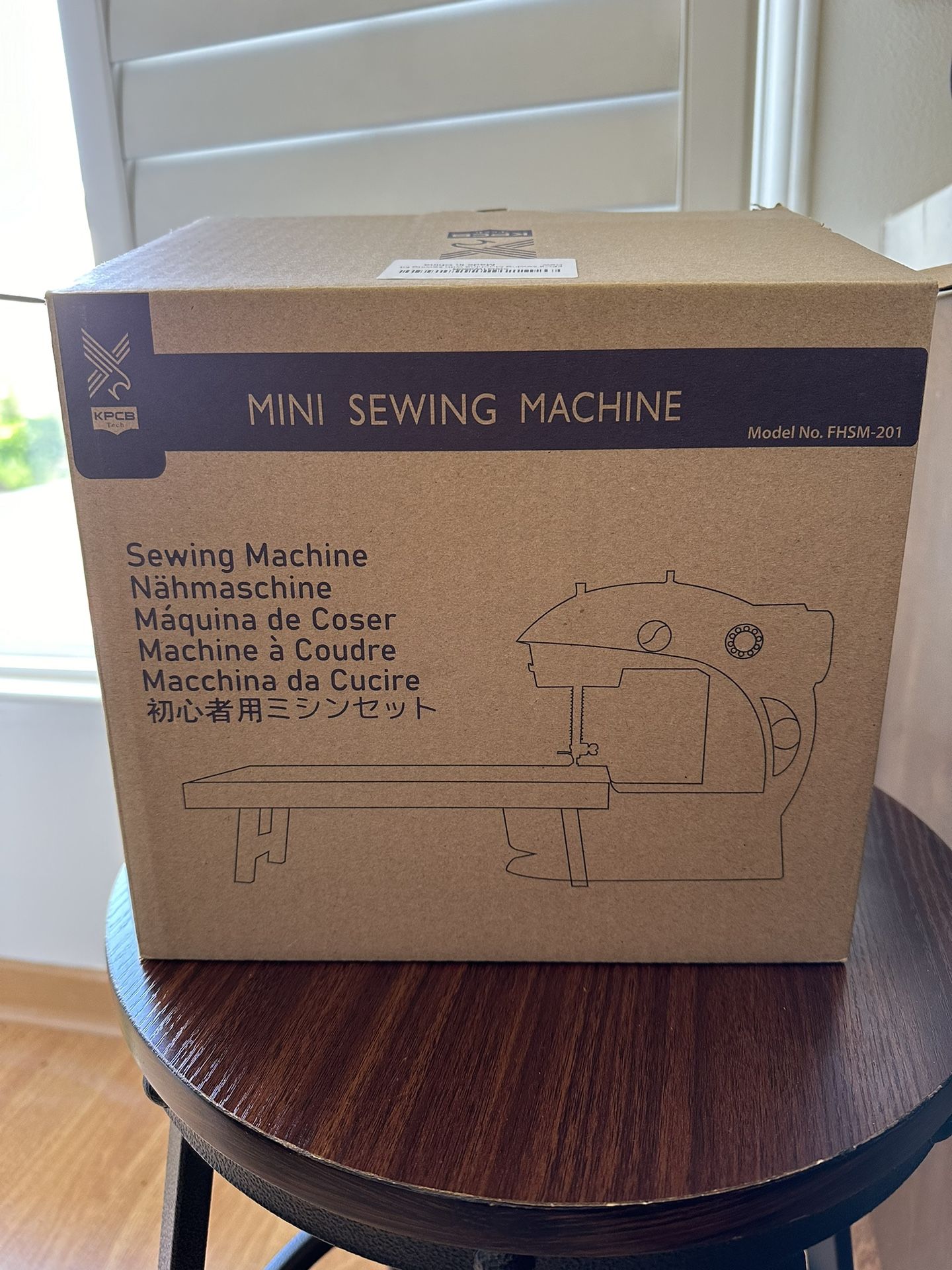 Mini sewing machine
