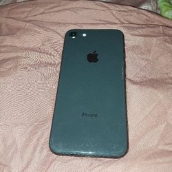 Iphon 8 (UNLOCKED) SCREEN CRACKED