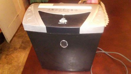 Beautiful black nice size paper shredder in great conditions.