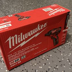 Milwaukee M12 Lithium-lon Cordless 1/4 in. Hex Screwdriver Kit