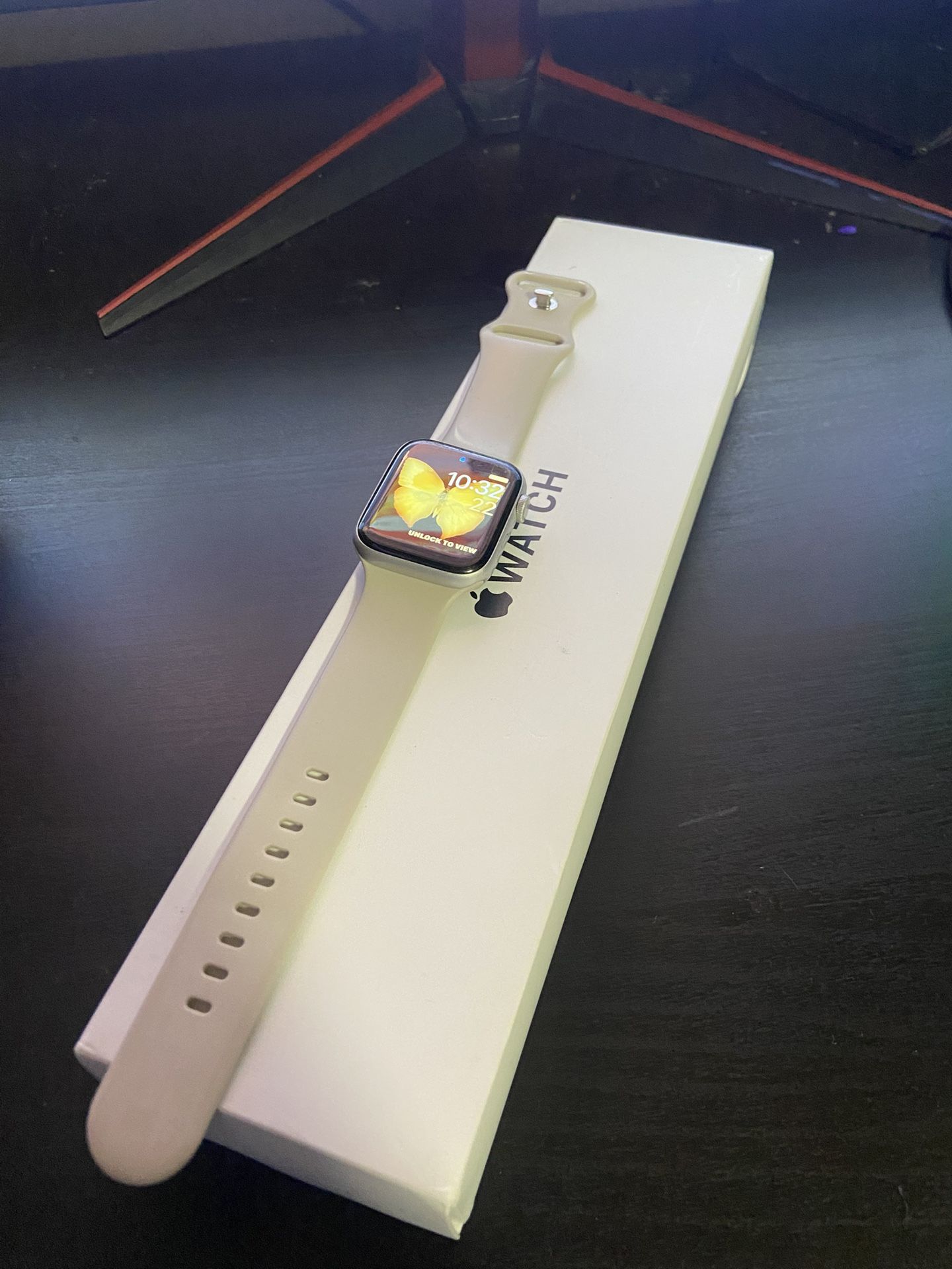 Apple Watch SE 44mm Silver Aluminum Case