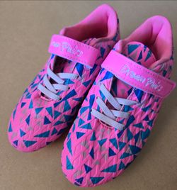 Dream Pairs Size 13Y Pink Soccer Cleats.