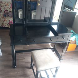 Hi Everyone I Have For Sale A Beautiful Vanity For Only $120 0r Best Offer 