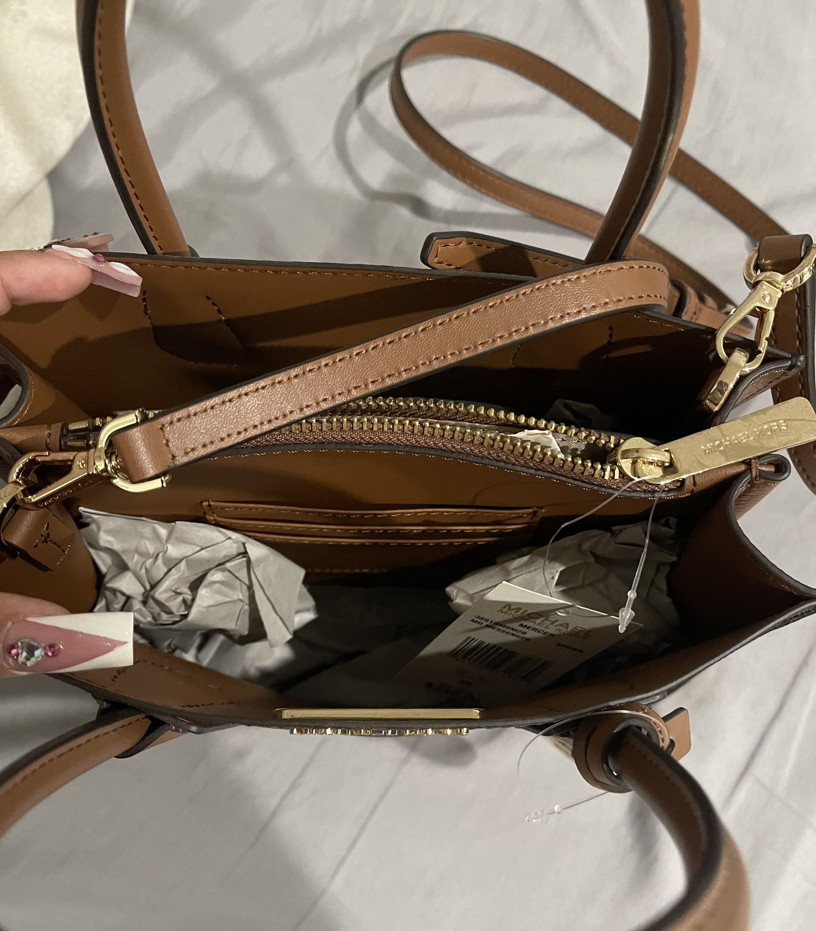 Michael Kors Daniela Large Saffiano Leather Crossbody Bag for Sale in  Seattle, WA - OfferUp