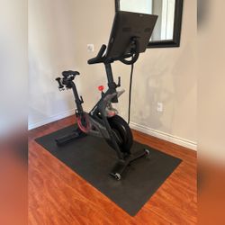 2020 Peloton Bike Very Good Condition Includes Mat and Weights – Los Angeles County, CA