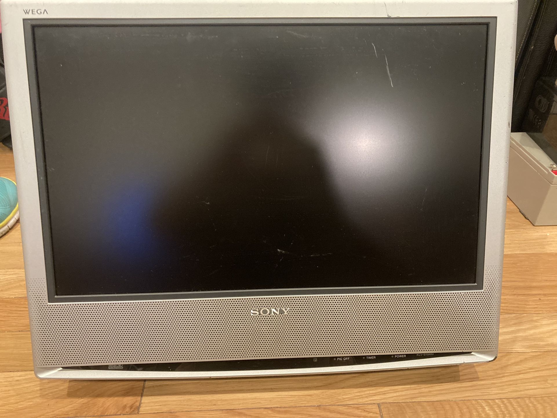 SONY KLV-S19A10 19" LCD Monitor, with full HDMI, DVD, PC, Audio, Video Access!