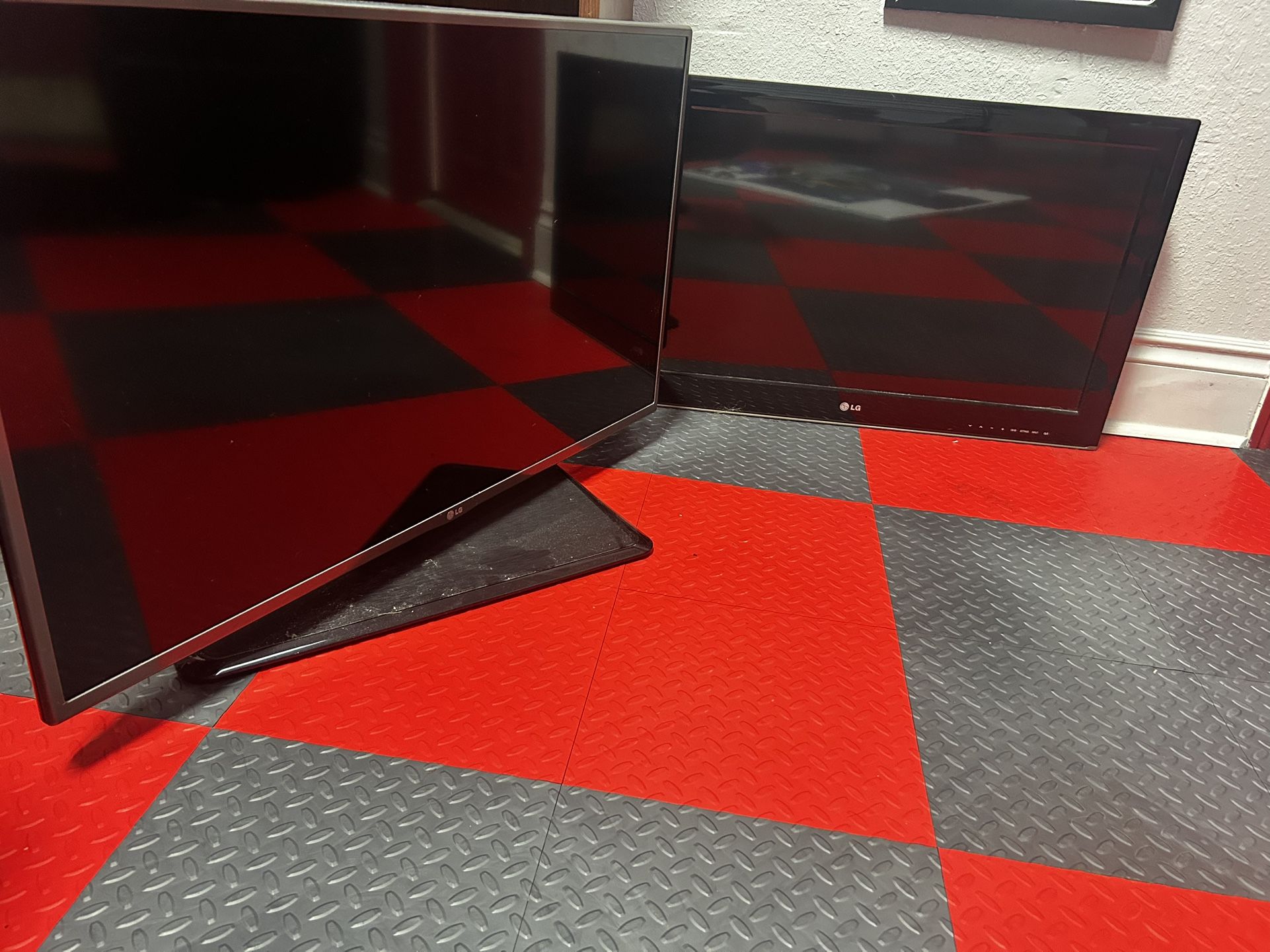 2 LG Monitors