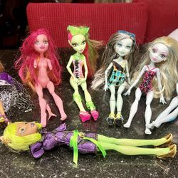 lot of monster high dolls. 