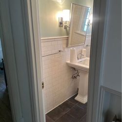 Bathroom fixture suite