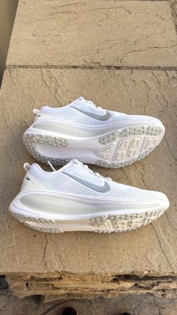New Nike Vomero 18 white silver running shoes Women’s 10, Men’s 8.5