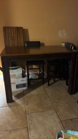 Table w/4 🪑 Chairs