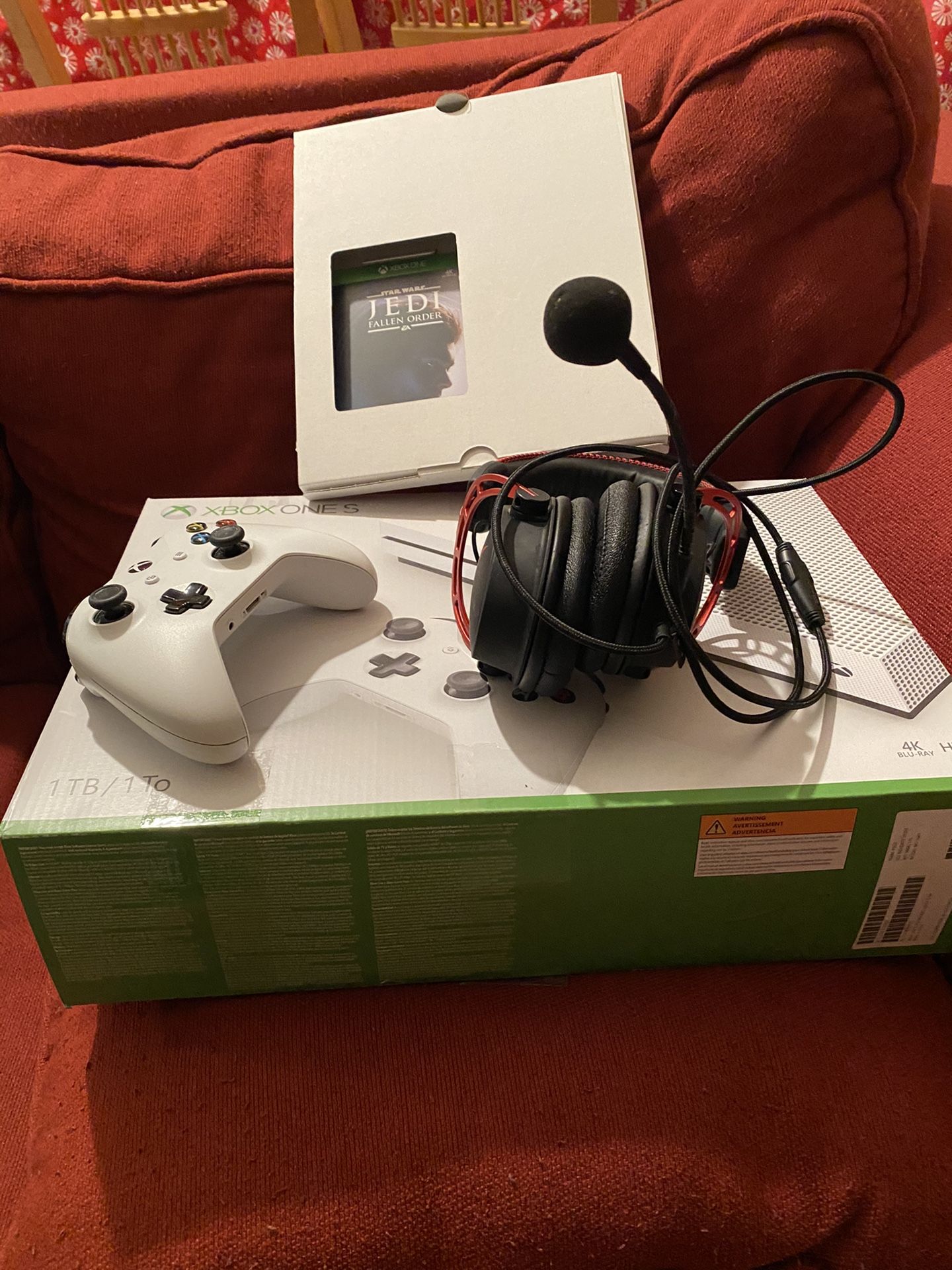 Xbox One S HyperX Wired Headset 2 Xbox One Wireless Controllers