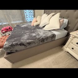 Rooms to go king size bed frame and mattress 