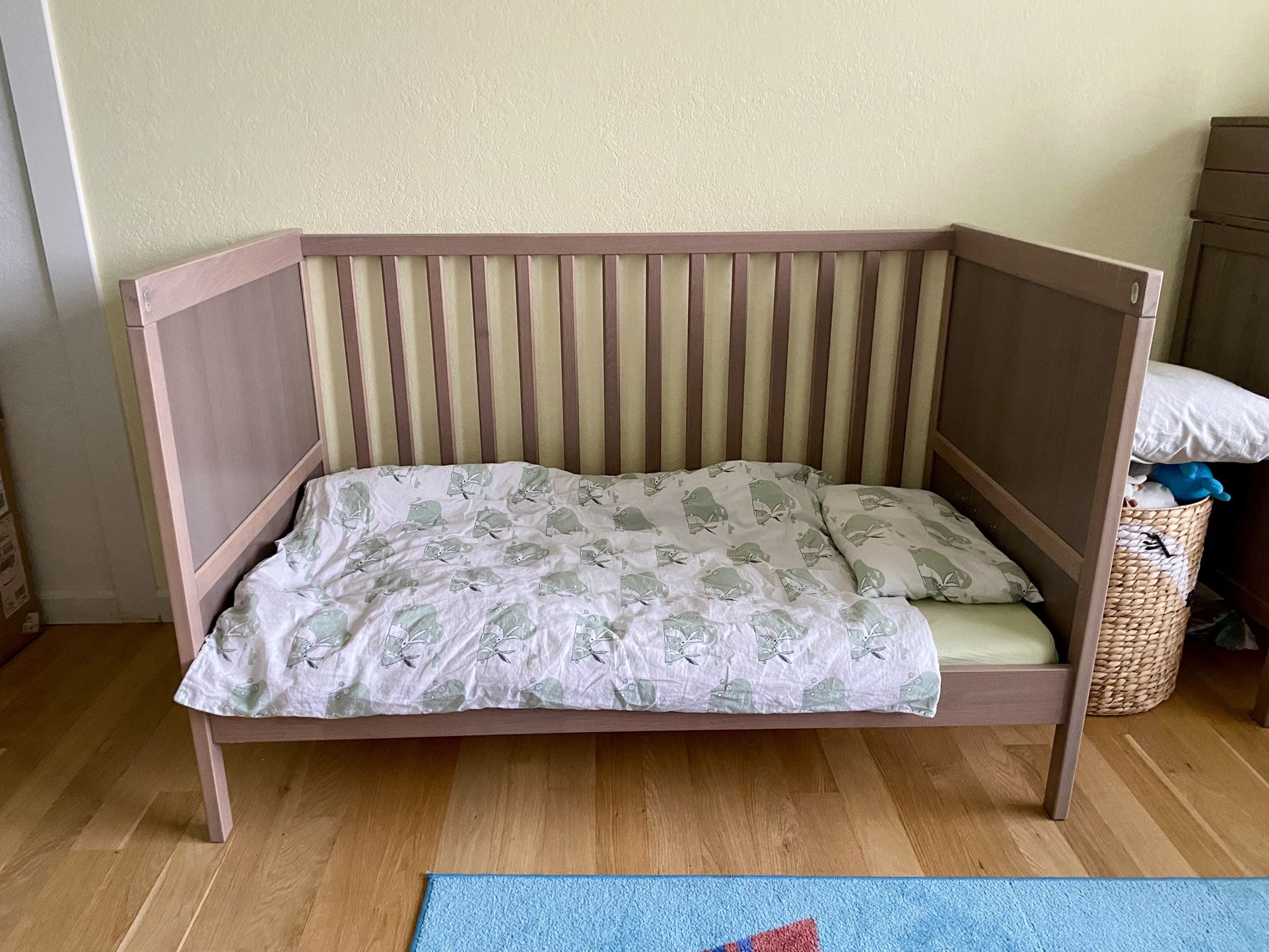 Crib + Mattress + Duvet + 2 Duvet Covers