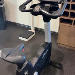 LIFE FITNESS 95C ACHIEVE UPRIGHT BIKE! READY FOR PICKUP OR DELIVERY!!