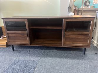 Mid-Century Modern TV Stand with Glass Doors，$180