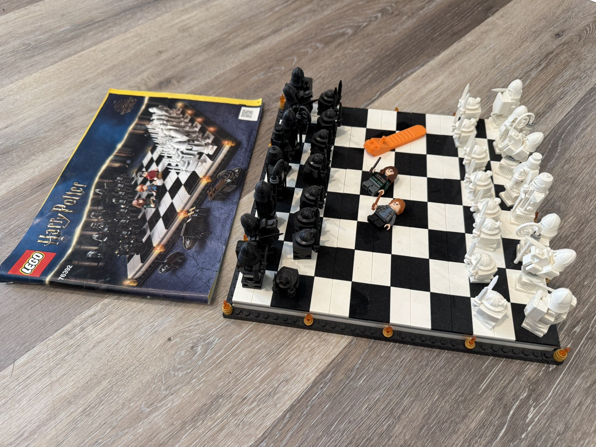 Lego 76392. Harry Potter Wizards’s Chess. Harry & Gold Mini figures are missing.