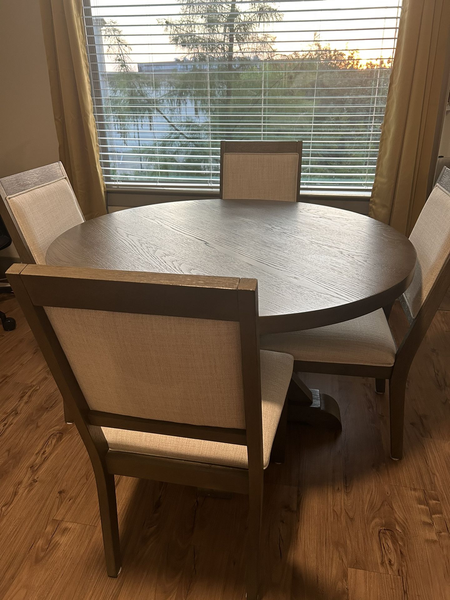 Round Dining Table With 4 Chairs