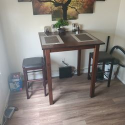 Pub table with 4 stools