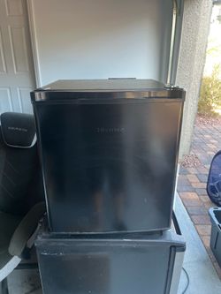 Hisense 1.6-cu ft Mini Fridge ( Black ) ENERGY STAR