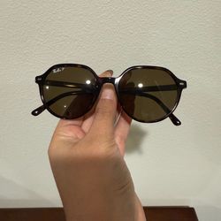 Women- Raybans- thaila