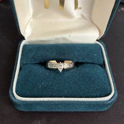 Helzberg 14K Gold Engagement Ring – 1ct Pear Diamond w/ Baguettes