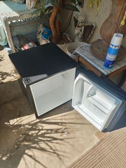 1.7 Galanz mini fridge with freezer ice box 50 firm
