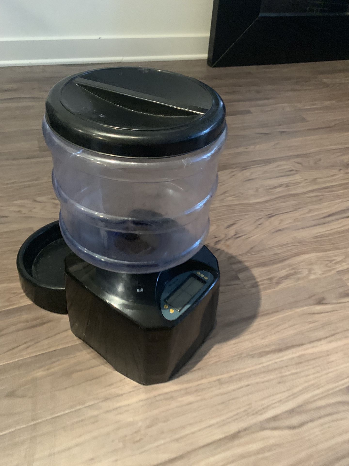 Automatic pet feeder
