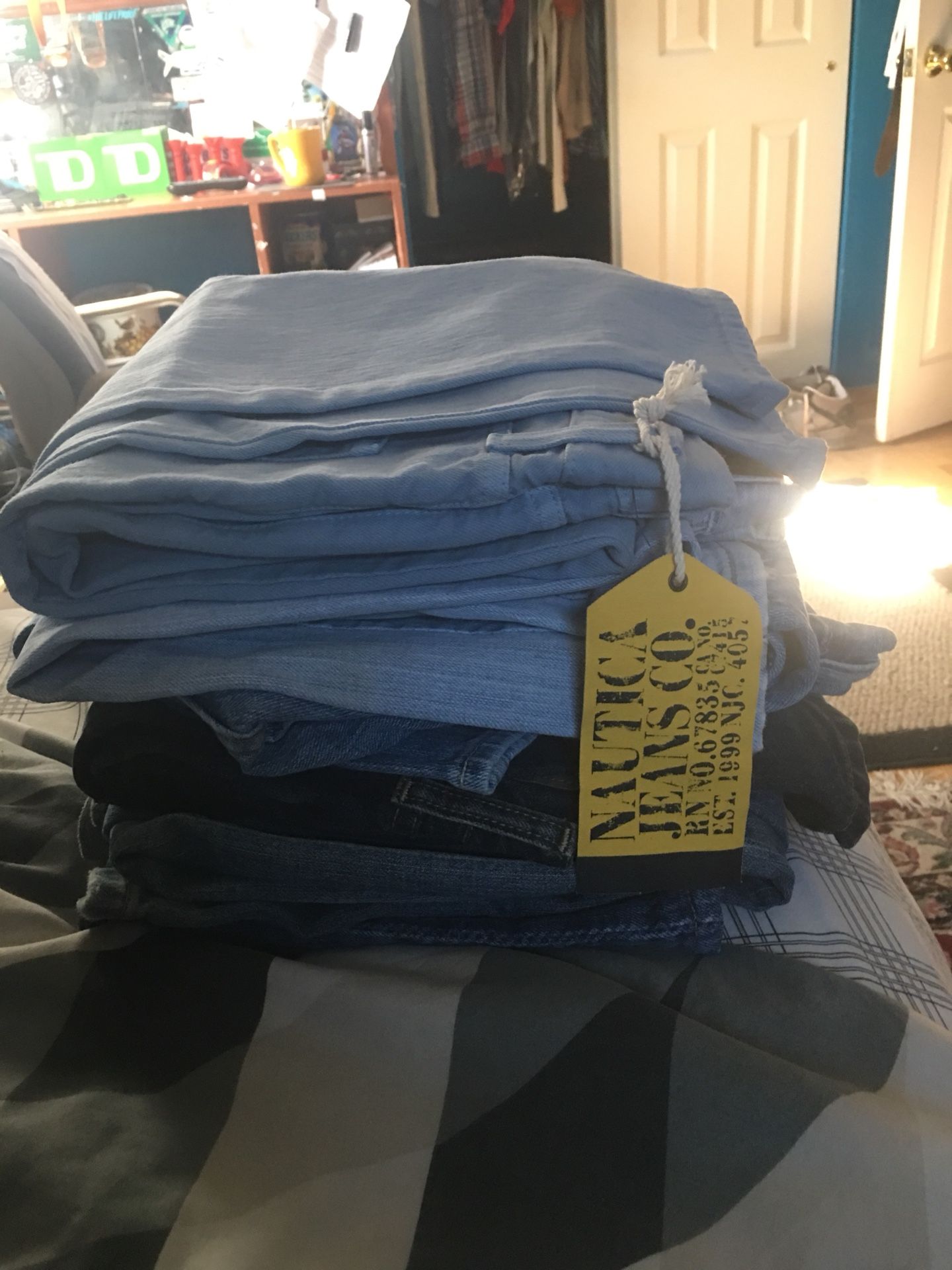 6 pairs of jeans in excellent shape