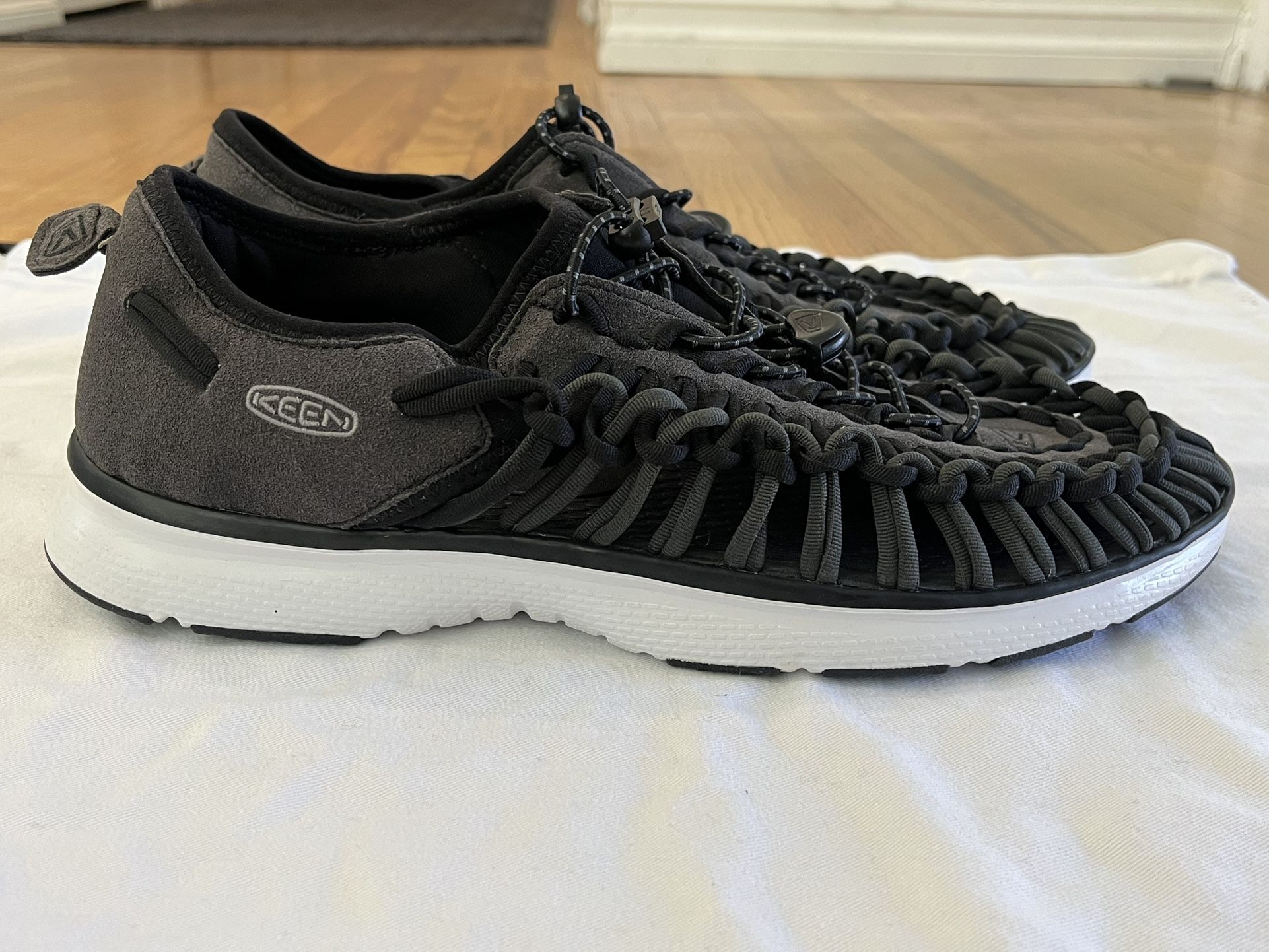 KEEN Men’s Uneek 02 Sandal NWOB SZ 10.5