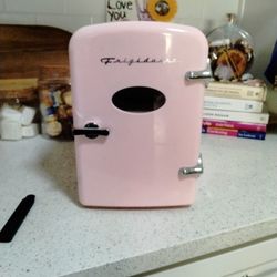 Frigidaire Retro 9-Can 4-liters Portable Mini Fridge EFMIS197-PINK