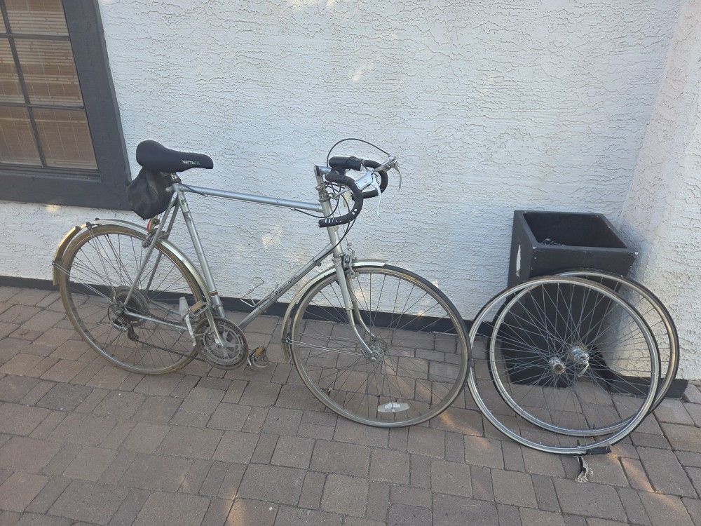Vintage Panasonic bike with extra wheels
Needs cleaned up and needs new tires