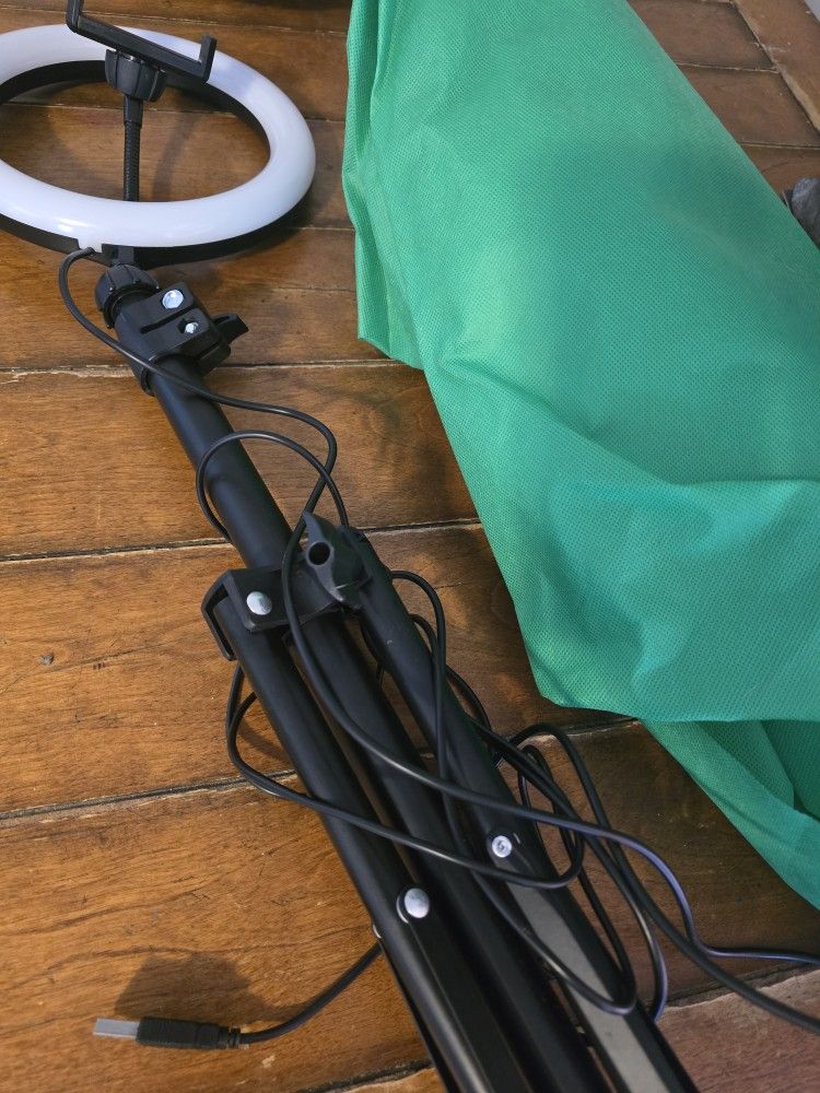 Ring Light Free With Green Screen 