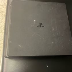 PS4 Slim comes with 2 controllers 