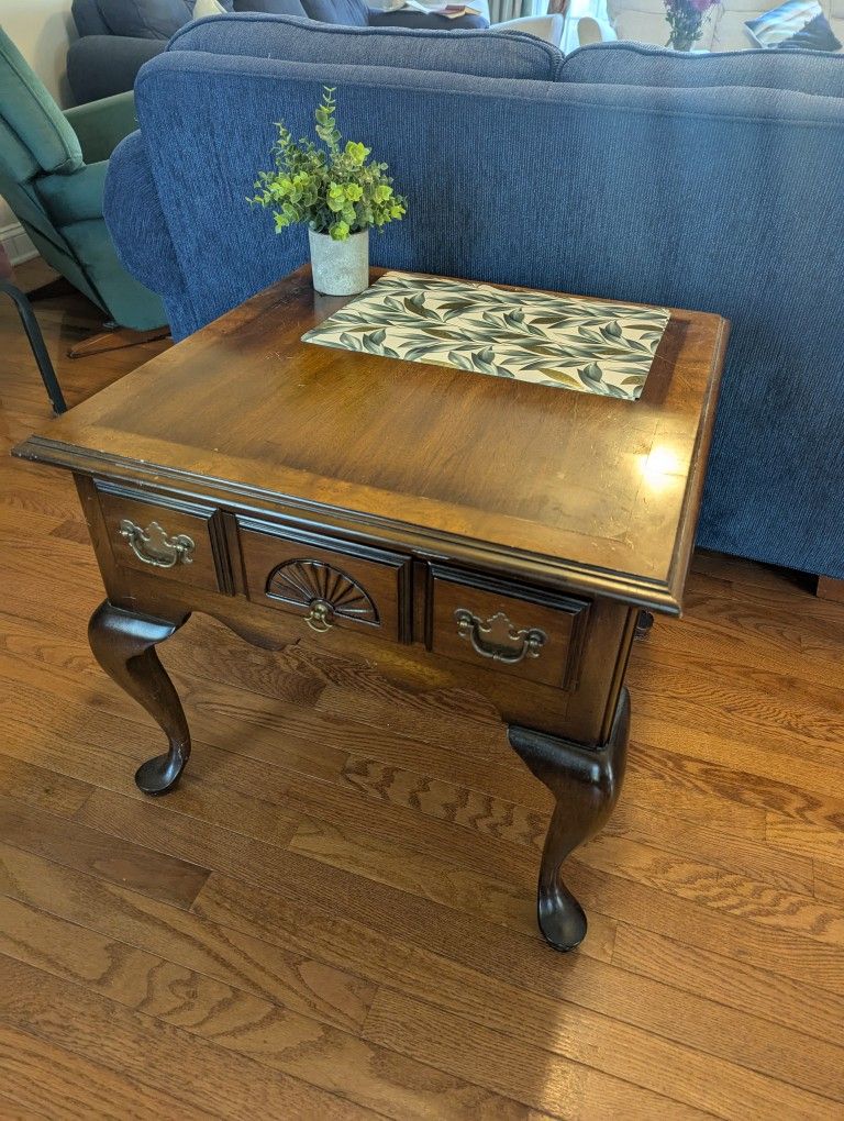 Beautiful Solid End Table With Curved Legs And Drawer