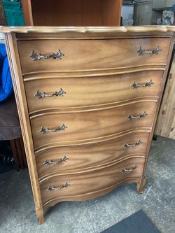 Nice Dixie wood dresser with 5 drawers