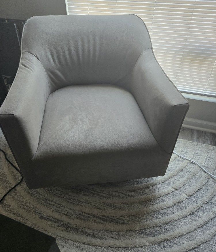 Seude Swivel Lounge Chair
