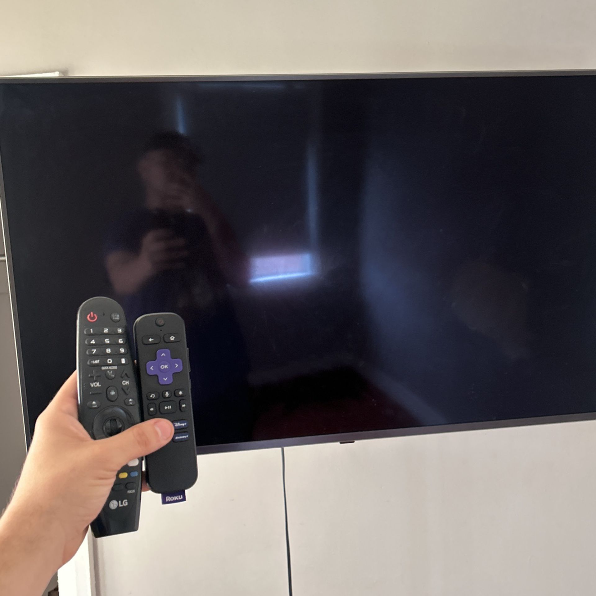 LG 50” 4K 60Hz TV With 4K ROKU & TV WALL mount 