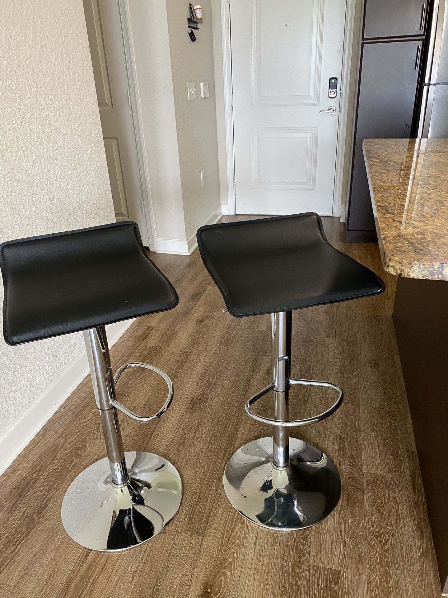 2 Barstools