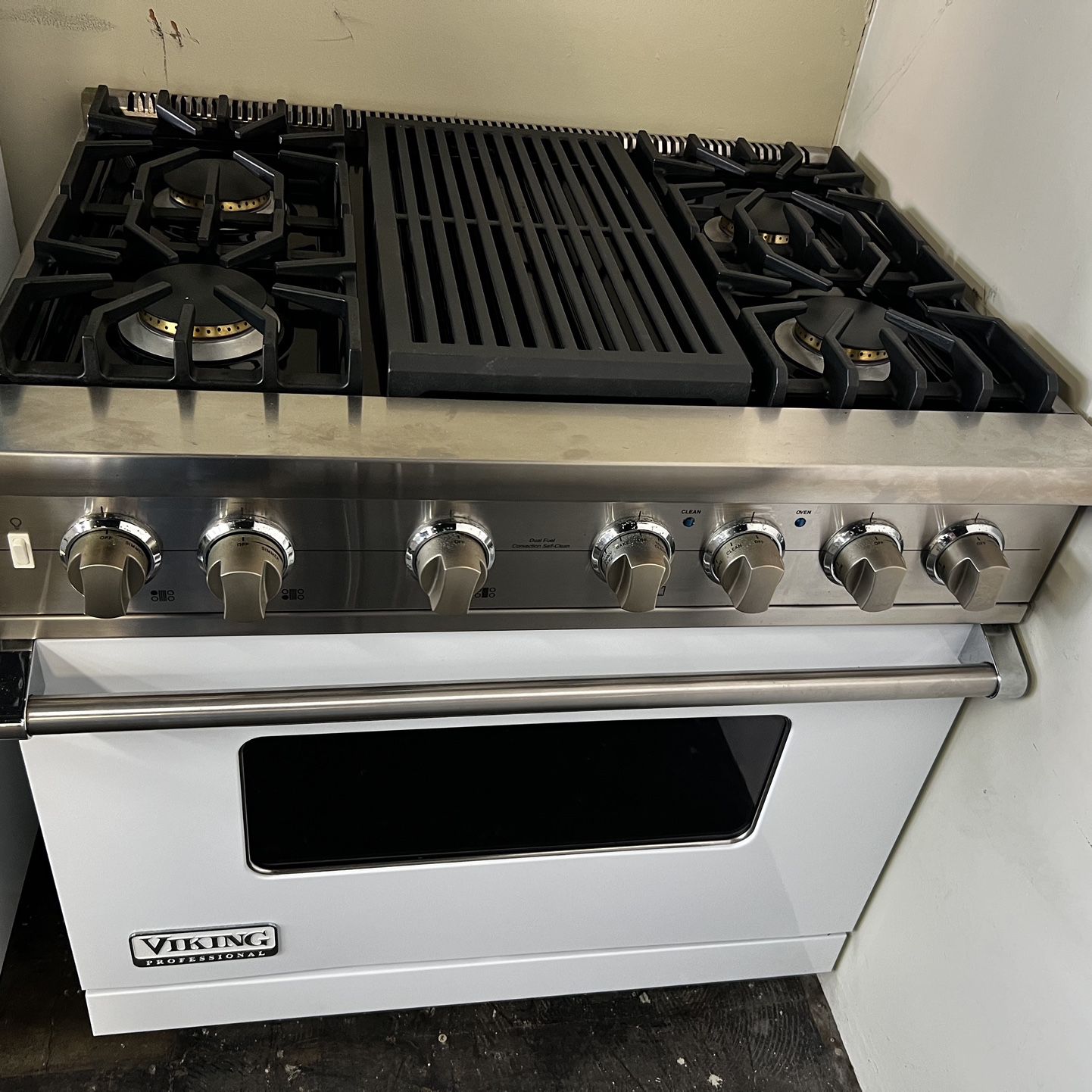 Viking 36”Wide Dual Fuel Range Stove With Charbroil Grill 