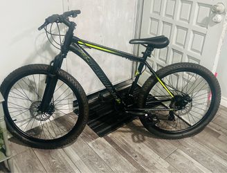 Schwinn Sidewinder Mountain Bike Unisex/ Adult Mountain Bike