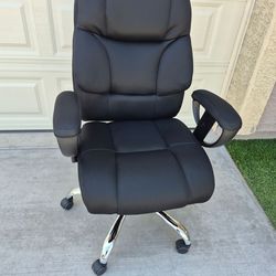 Brand new Just assembled// executive mesh big and high office Chair , please see all the pictures for details