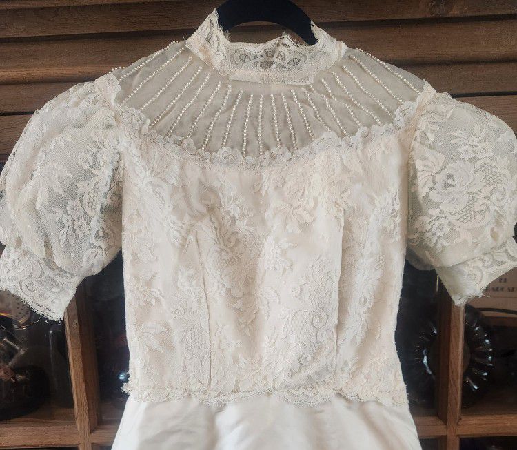 Vintage A Line Wedding Dress In Pristine Condition