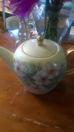 VINTAGE GILDED TEAPOT IN EXCELLENT CONDITION 7" TALL