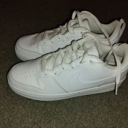 Nike White Leather Low Top Lace Up Sneakers Athletic Gym Training Casual