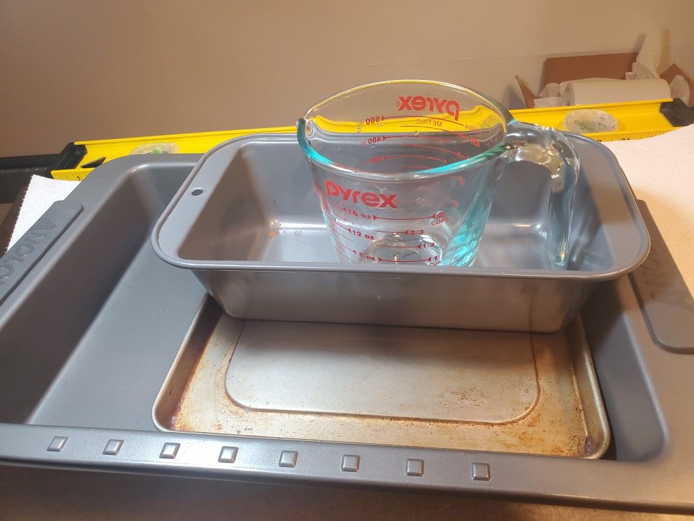 Anolon Advanced 9-inch x 13-inch rectangular cake pan with silicone grips
Anolon baking dish 9*13*2"+a 2-cup Measuringglasscup+a Loaf pan+a sheet