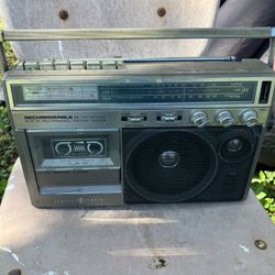 Vintage General Electric Model 3-5247A AM/FM Cassette Radio