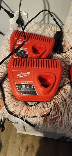 Cargador Milwaukee M12